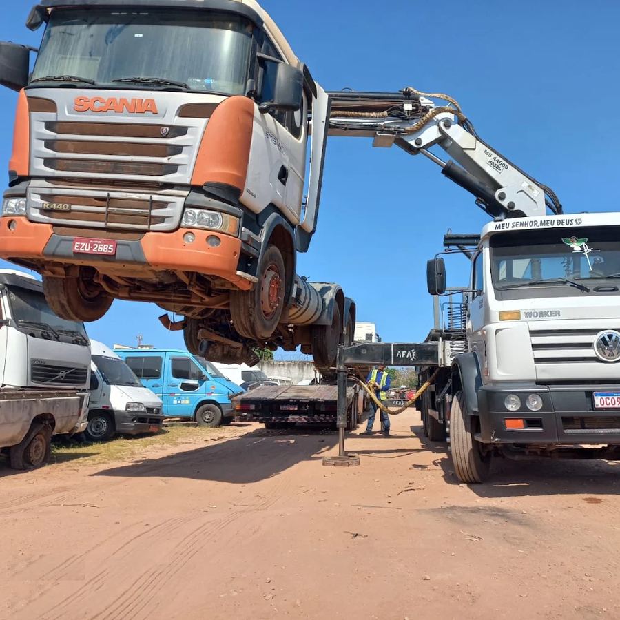 Caminhão munck do Louro do Munck içando um caminhão Scania
